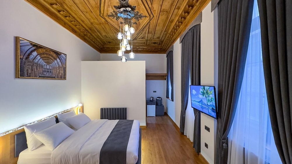 Royal Room, 1 Queen Bed With Sofa Bed, Balcony, City View photo 2