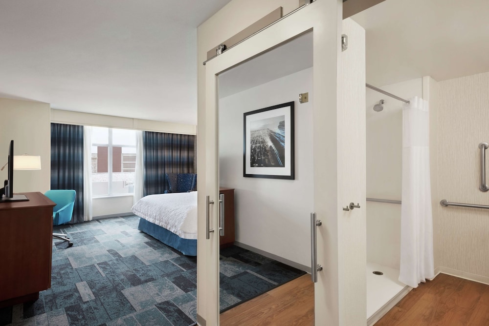 Room, 1 King Bed, Accessible, Non Smoking (Roll In Shower) photo 2