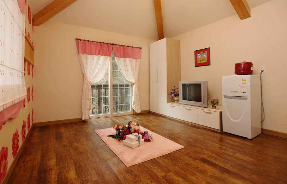 Hibiscus (Separate living room) photo 3