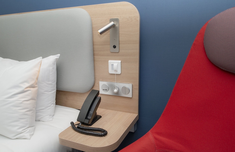 Standard Room, 1 Queen Bed, Accessible - Photo 2