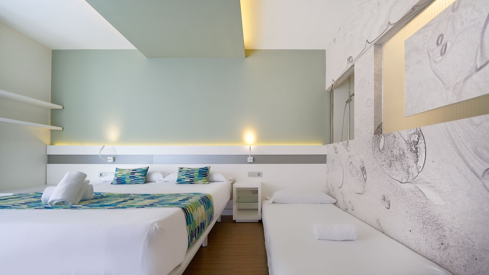 Triple Room (1 pax)