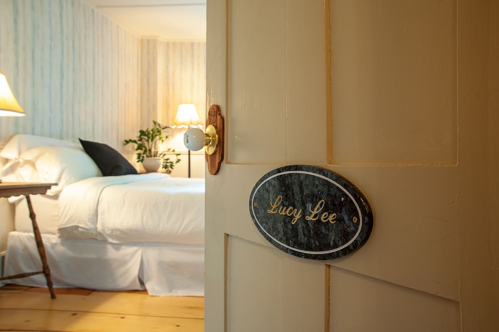 Room (Lucy Lee)
