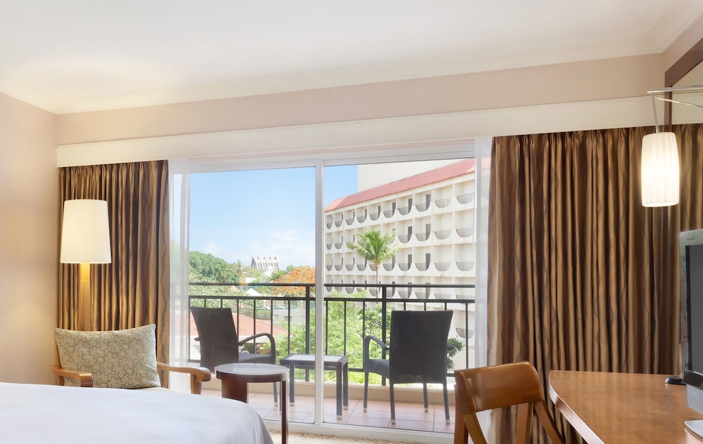 Premier Room, 1 King Bed, Garden View - Photo 2