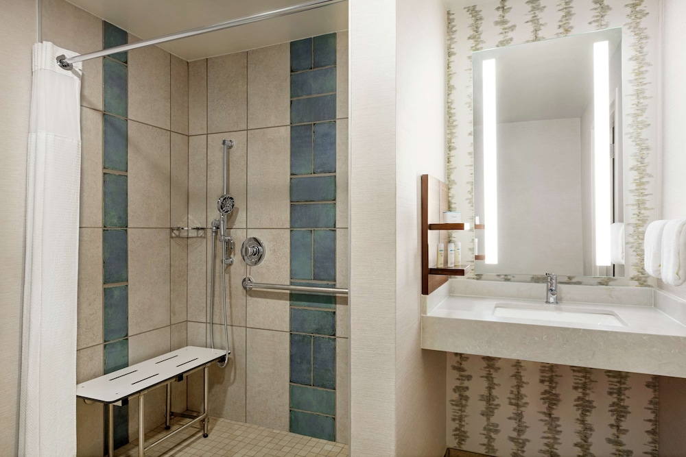 Room, 2 Queen Beds, Mobility & Hearing Accessible with Roll-In Shower - Photo 4