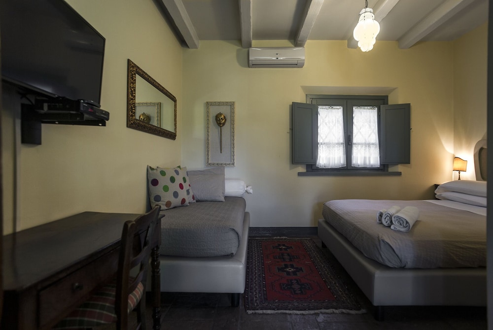 Classic Double Room, 1 Queen Bed, Hill View, Courtyard Area photo 1