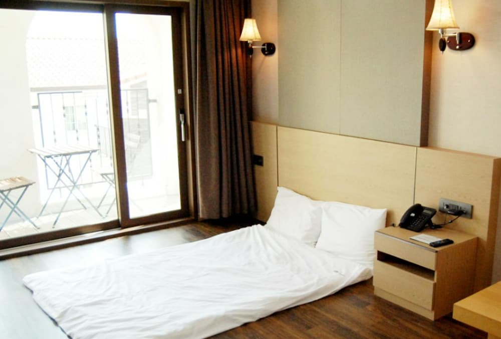 Superior Room (Korean Traditional Ondol - 1 double sized futon, 2 single sized futons) photo 1