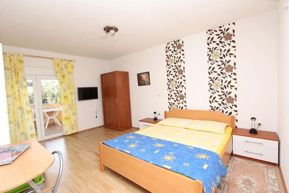 Studio (1st Floor)