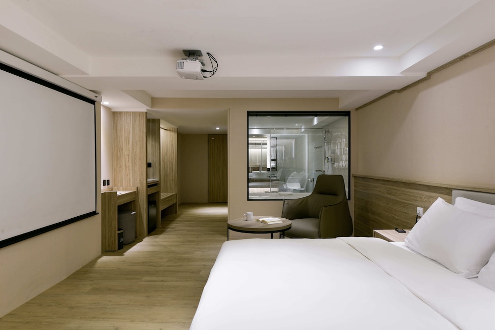 Superior Suite - Photo 13