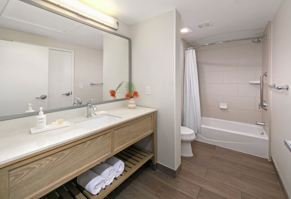 Premium Suite, 1 King Bed, Lanai, Pool View - Photo 9