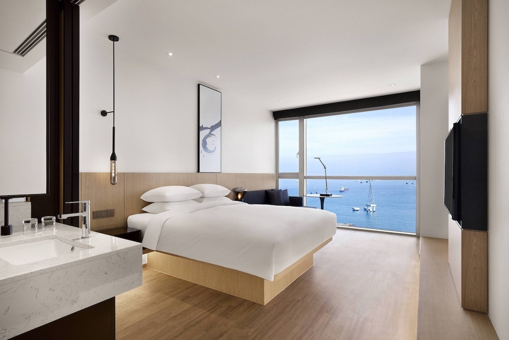 Deluxe Room, 1 King Bed, Ocean View photo 1
