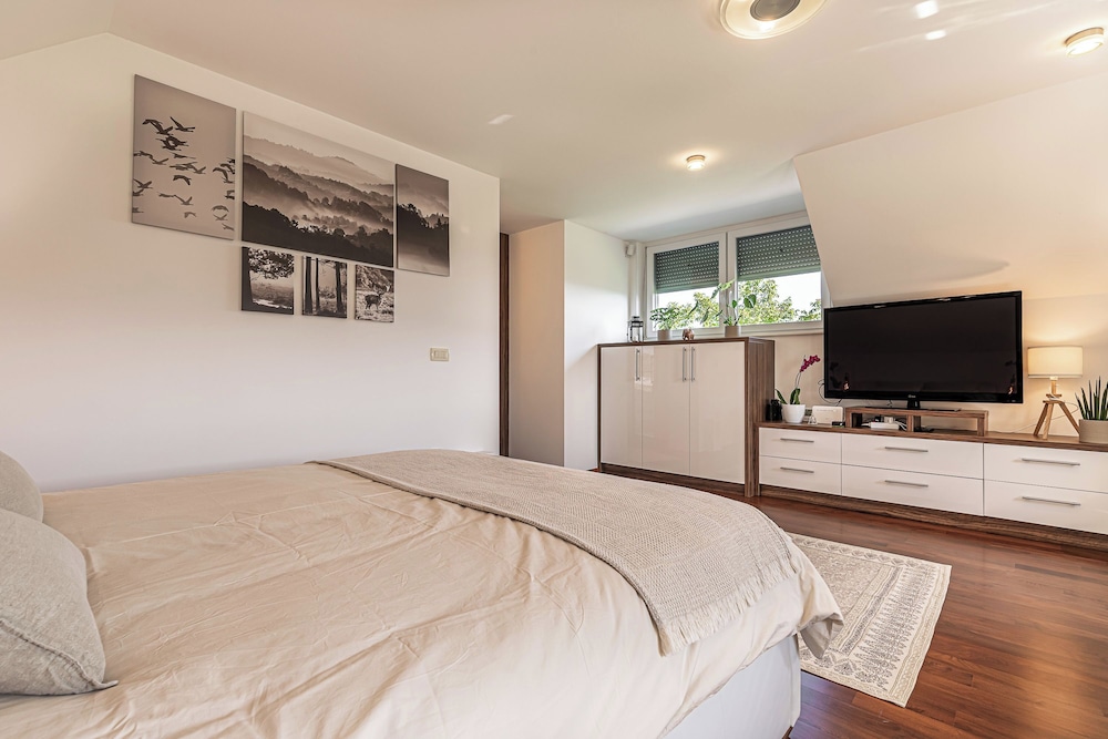 Family House, Multiple Bedrooms, Mountainside (Vineyard Cottage Deer's Hill) photo 1