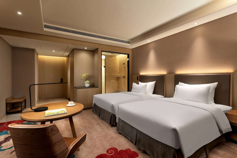 Deluxe Suite, 1 King Bed, Non Smoking photo 2