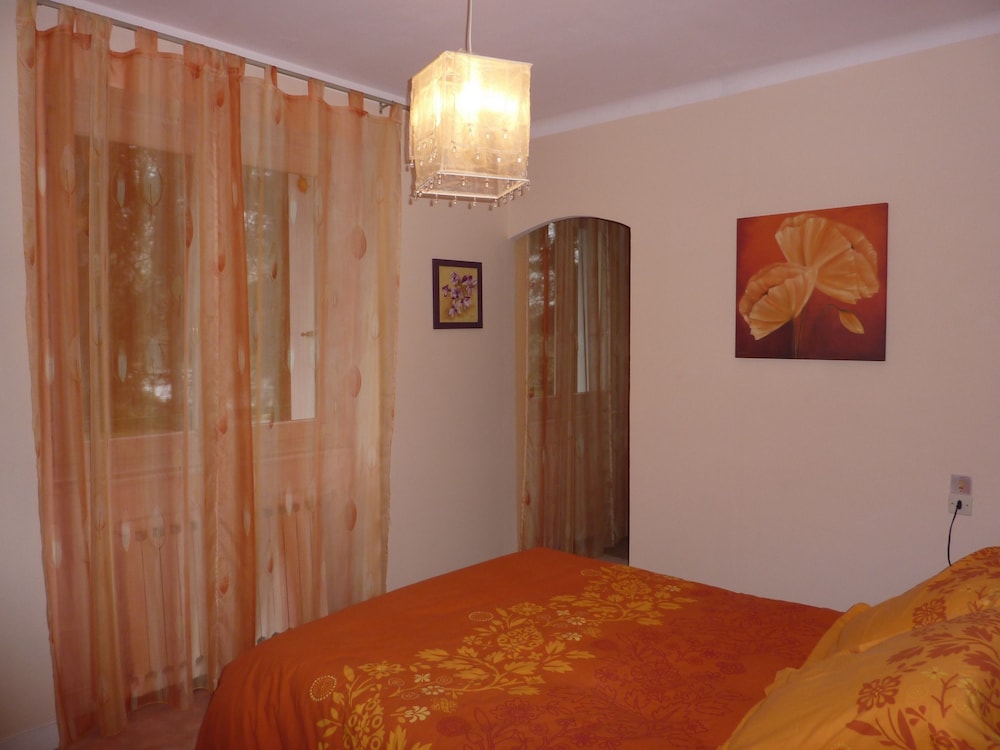 Room (Orange) photo 1