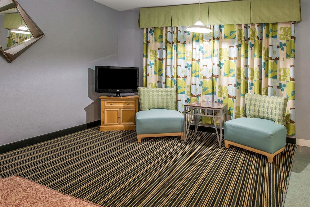 Suite, 2 Double Beds, Non Smoking - Photo 3