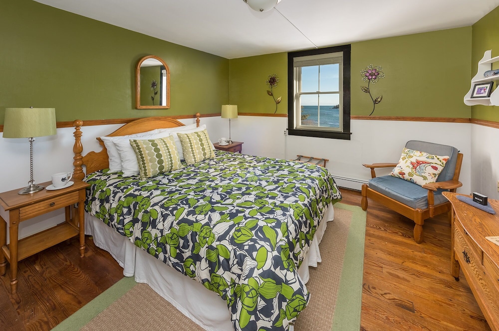 Basic Double Room, 1 Queen Bed, Non Smoking, Ocean View (Private Bathroom)