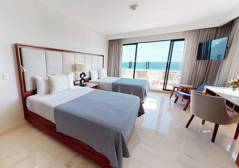 Family Suite with Terrace Ocean Front photo 2