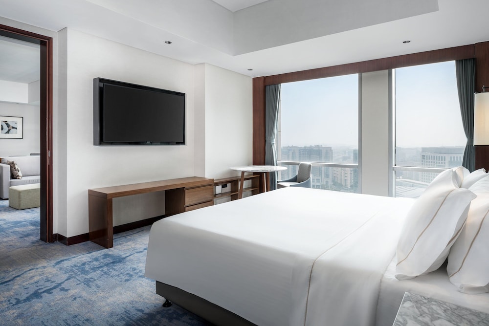 Club Suite, 1 King Bed, City View photo 3