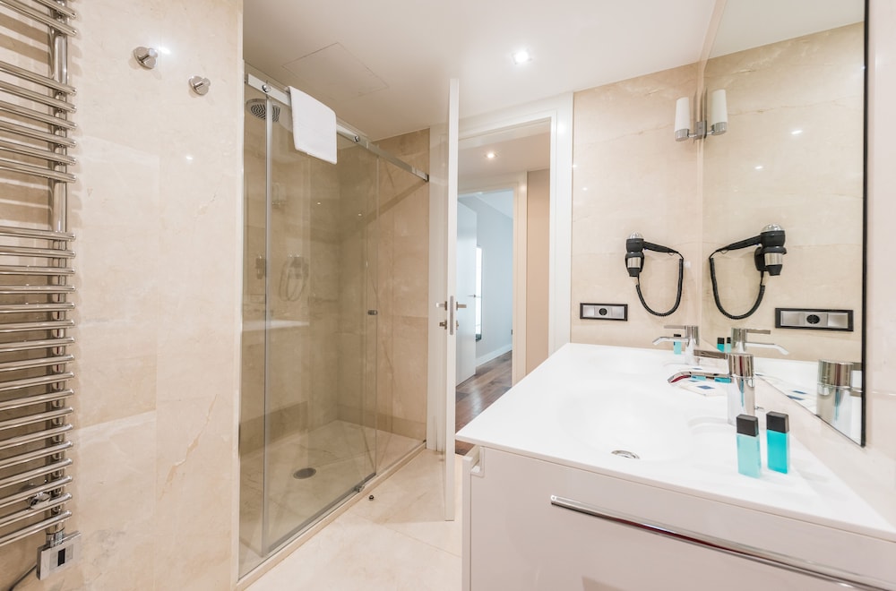 Grand Apartment, 3 Bedrooms - Photo 2