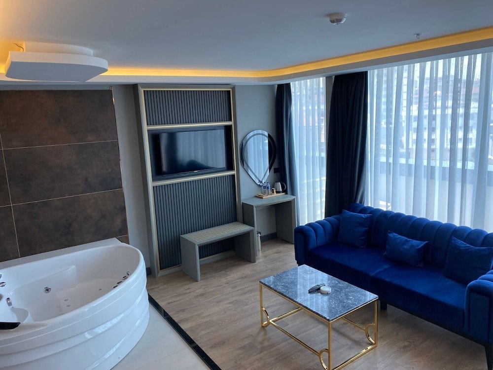 Deluxe Double Room, Bathtub, City View photo 1