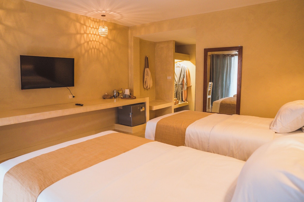 Deluxe Room, 2 Twin Beds, Pool Access - Photo 1