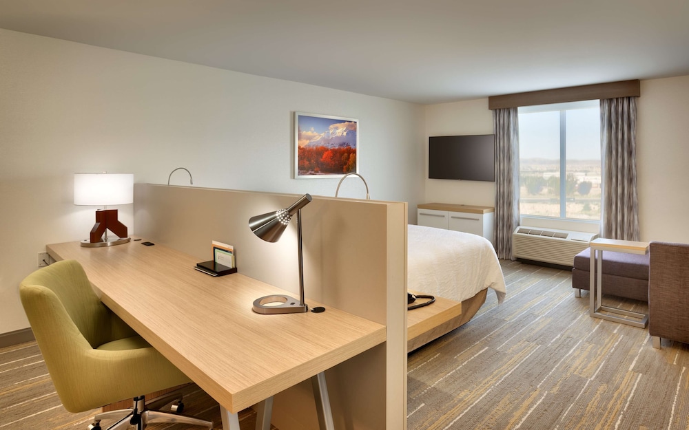 Premium Room, 1 King Bed, Mountain View photo 2