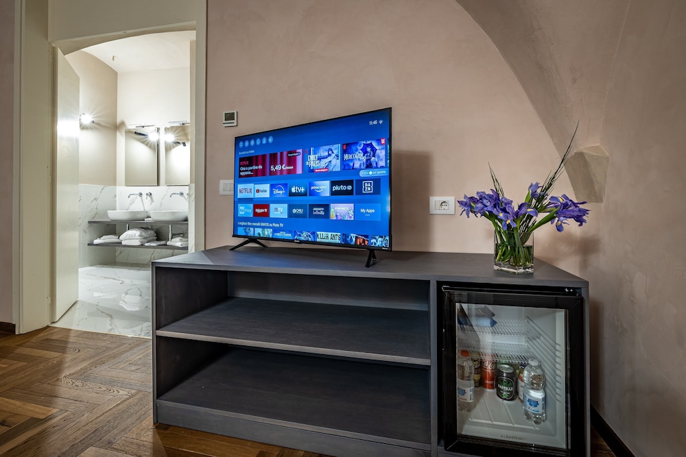 Deluxe Suite (Jacuzzi) - Photo 13