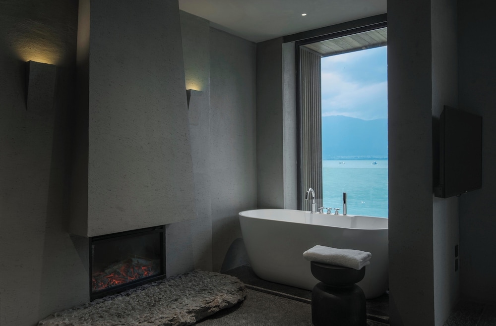 Double Room, Partial Lake View photo 2