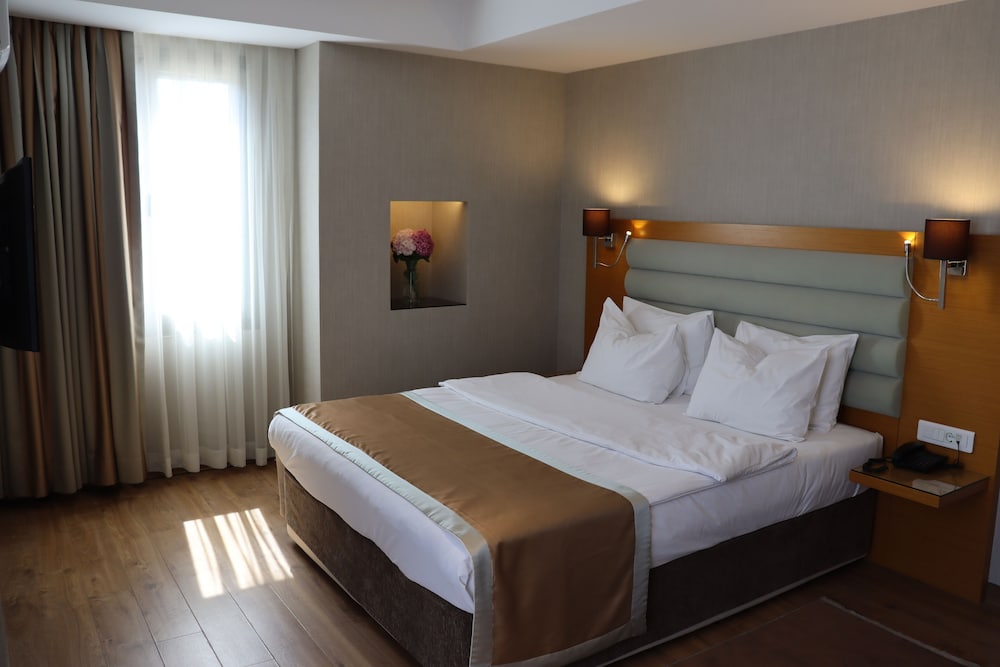 Junior Suite, 1 Bedroom, Partial Sea View photo 1