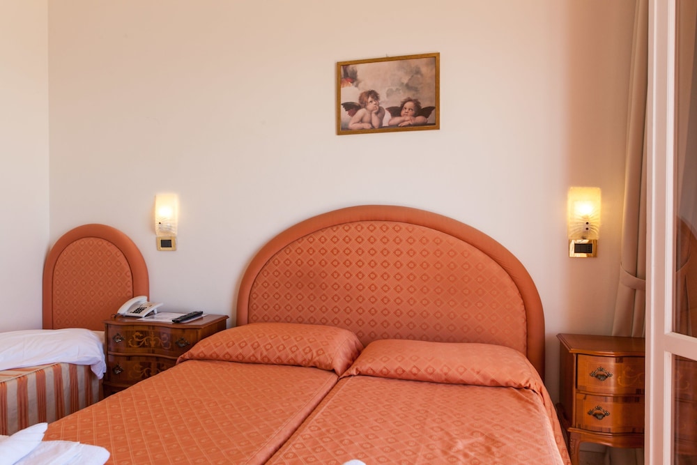 Double or Twin Room, Partial Sea View