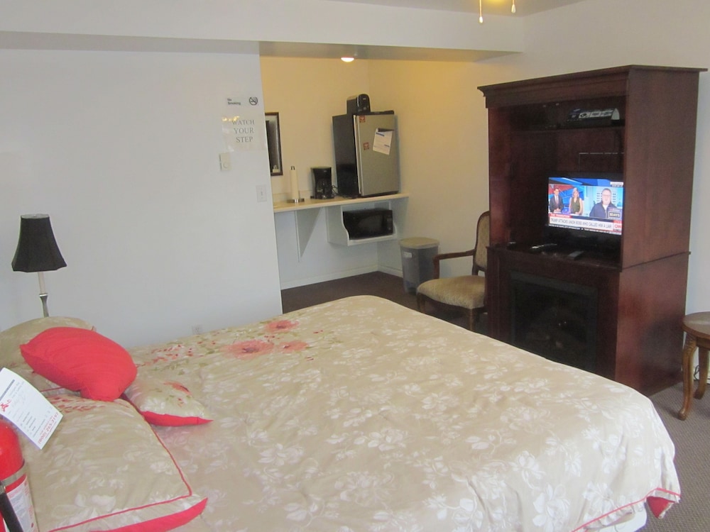 Standard Suite, Multiple Beds, Refrigerator & Microwave, River View (Elvis) photo 3
