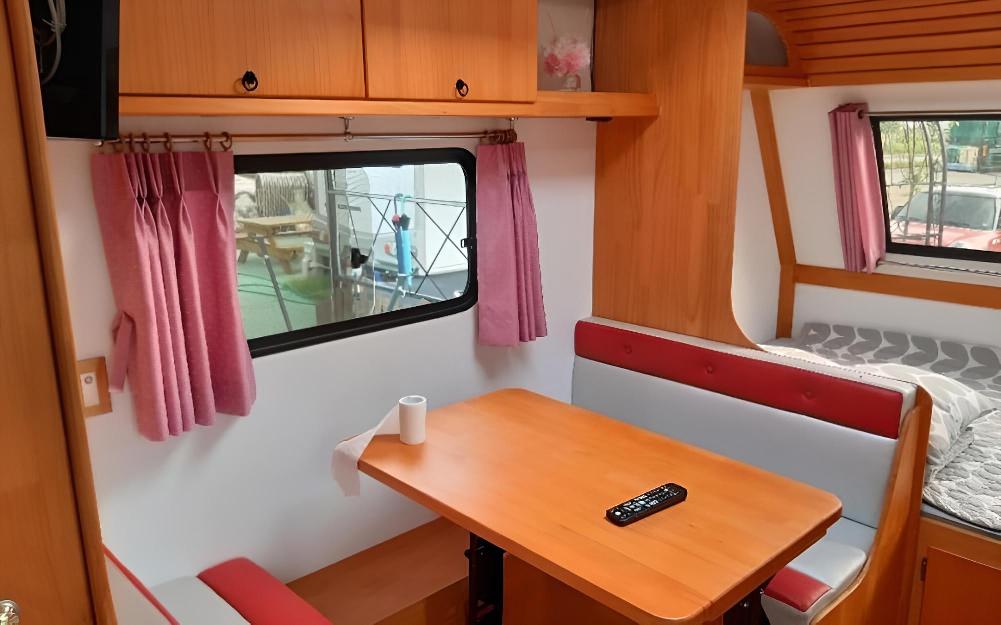 Room (Caravan 2 (Barbecue Set + Breakfast +)