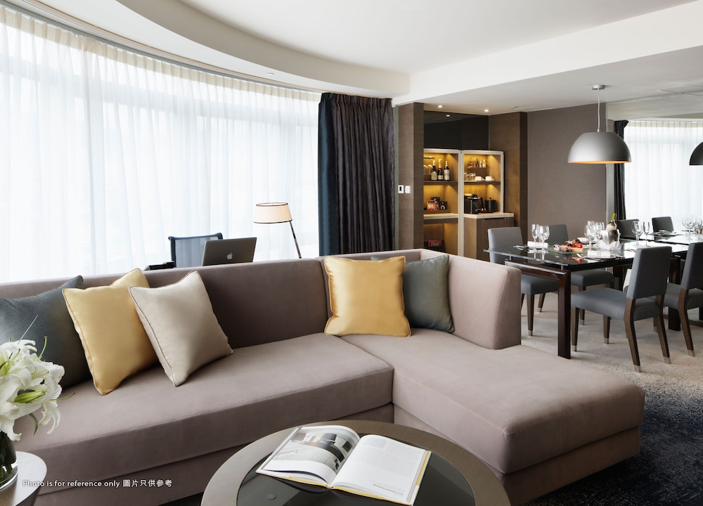 Plaza Suite
