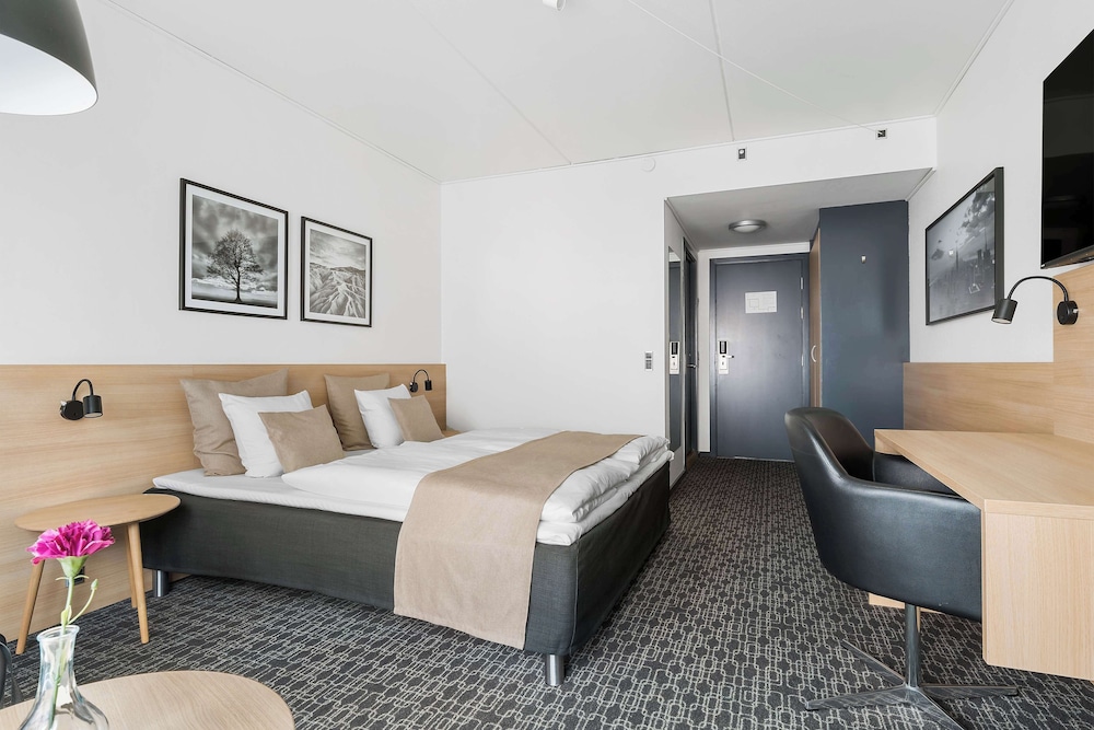 Standard Room, 1 Queen Bed, Non Smoking - Photo 5