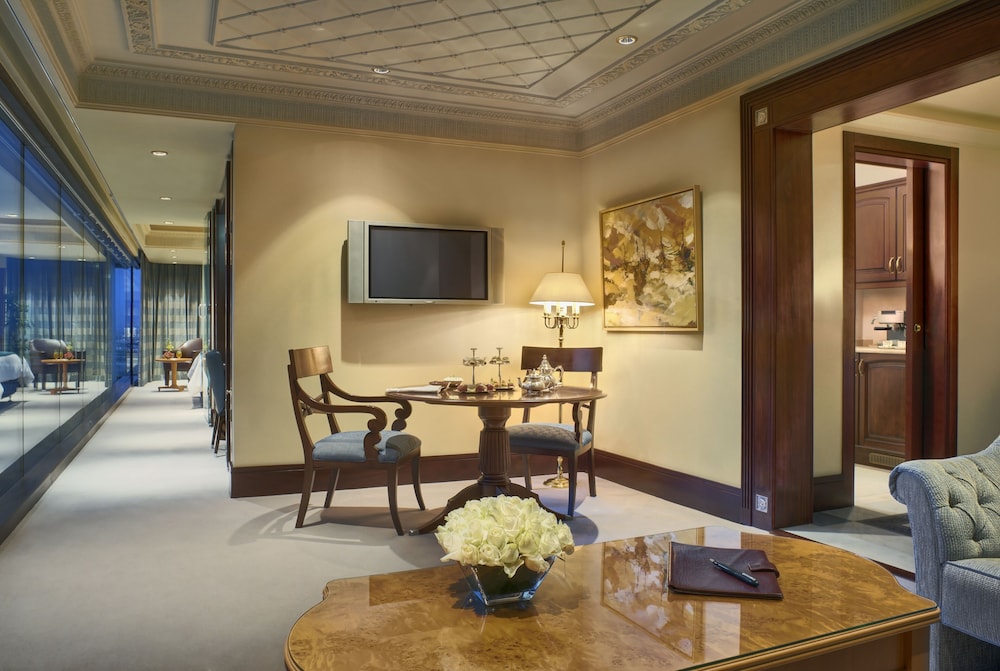 Executive Suite - Photo 1