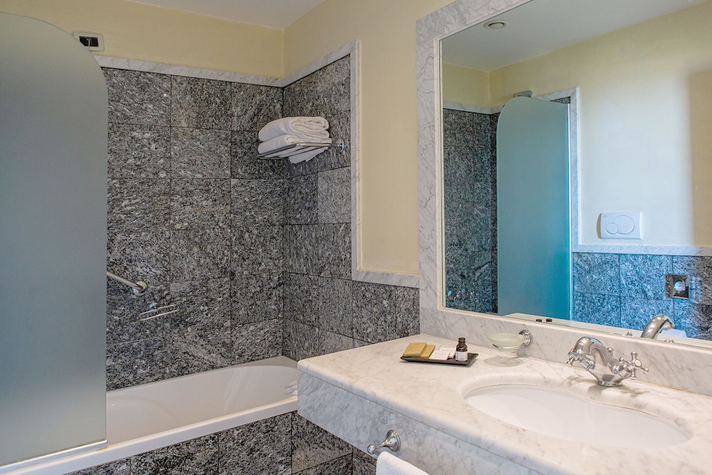 Deluxe Double or Twin Room, City View - Photo 8