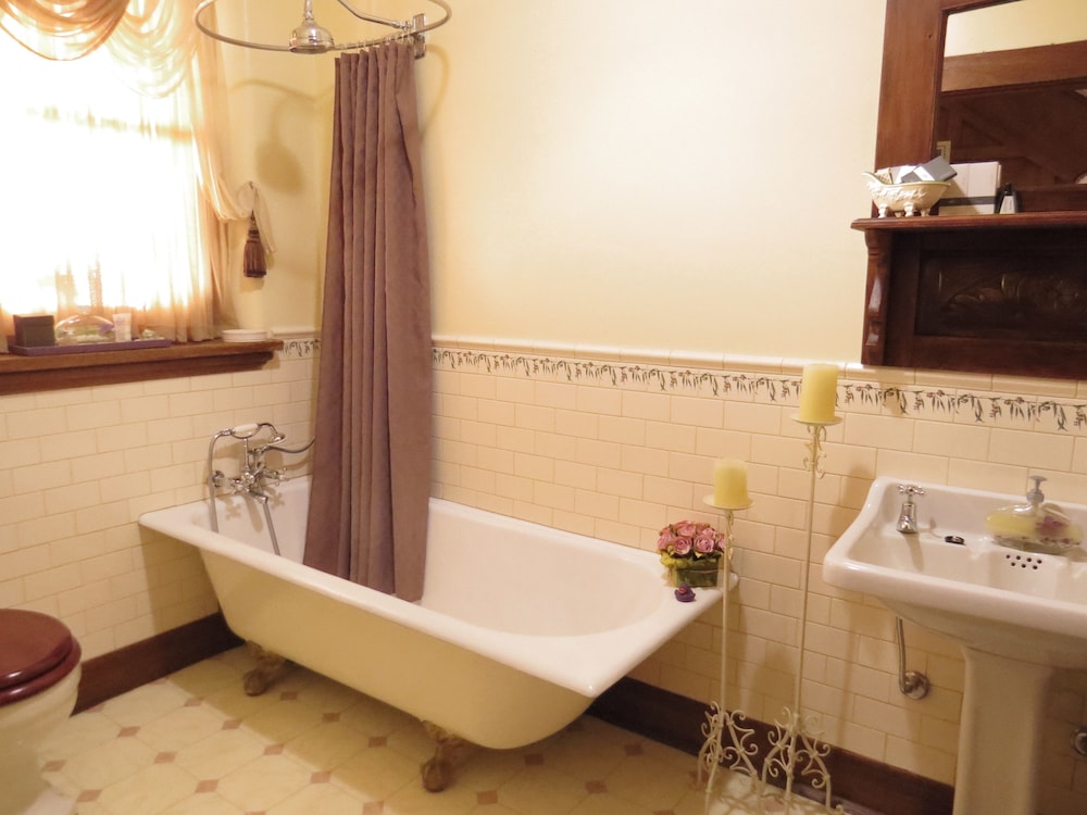 1870s  Queen Room photo 2