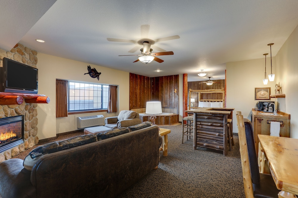 Theme Suite with Whirlpool - Photo 2