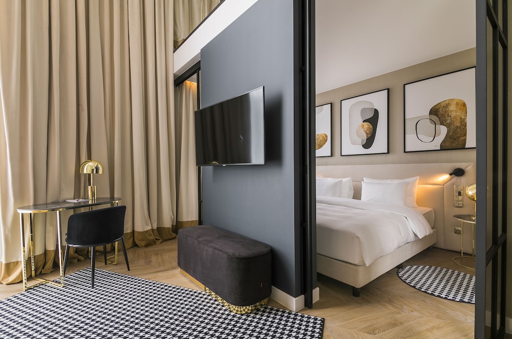 Premium Suite, Balcony thumbnail 6