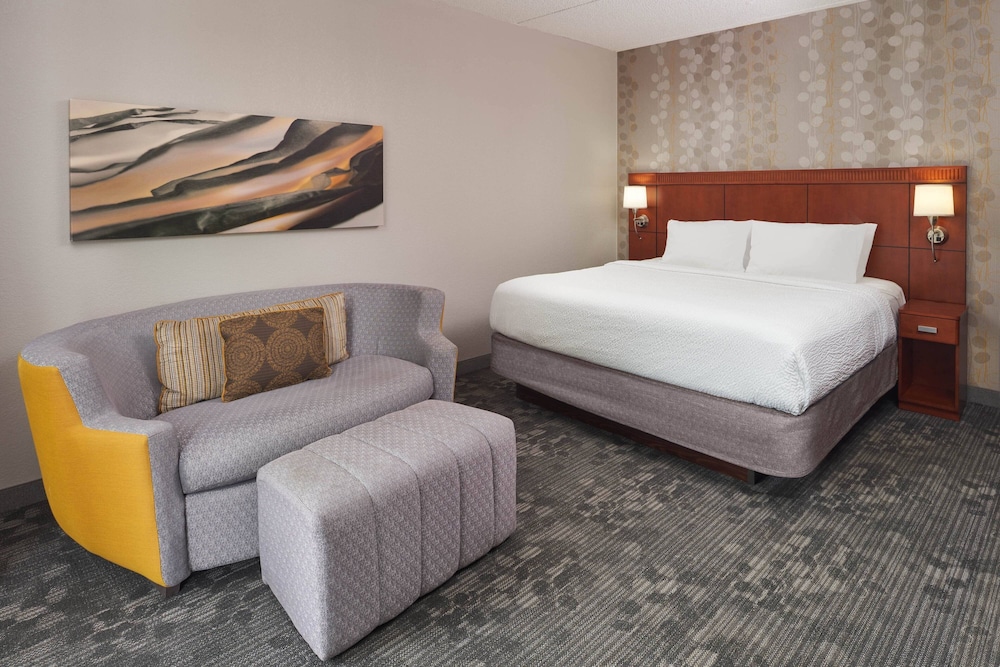 Room, 1 King Bed (Hearing Accessible) - Photo 2