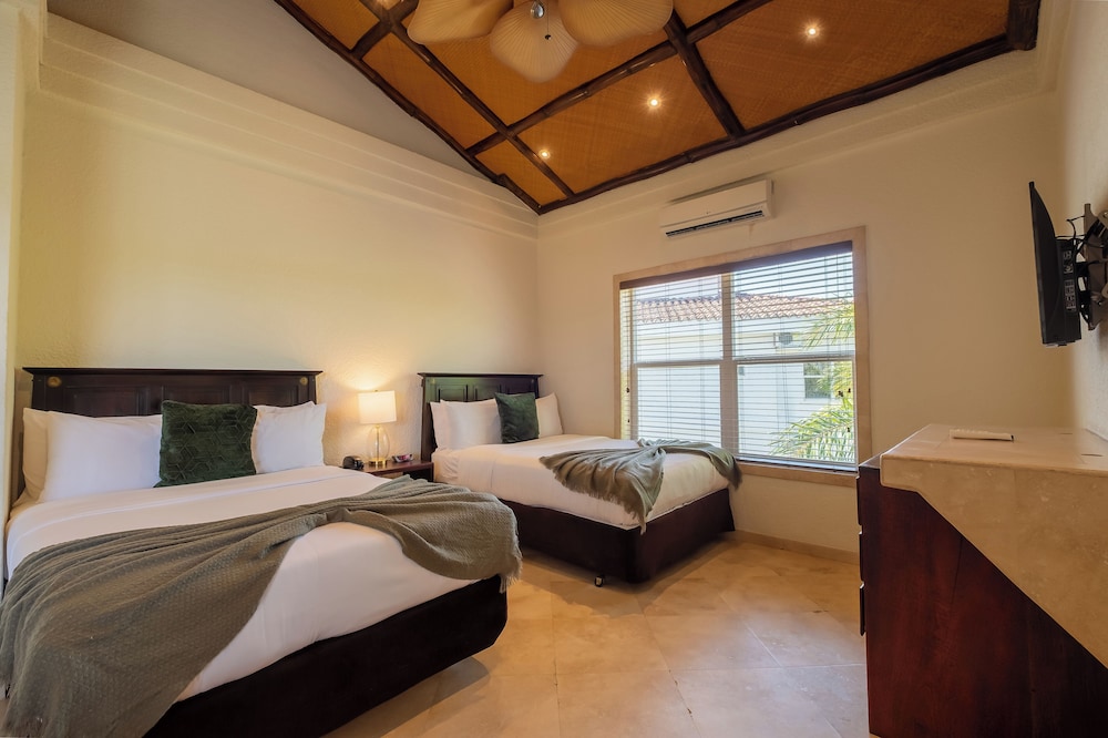 Room, 2 Queen Beds photo 2