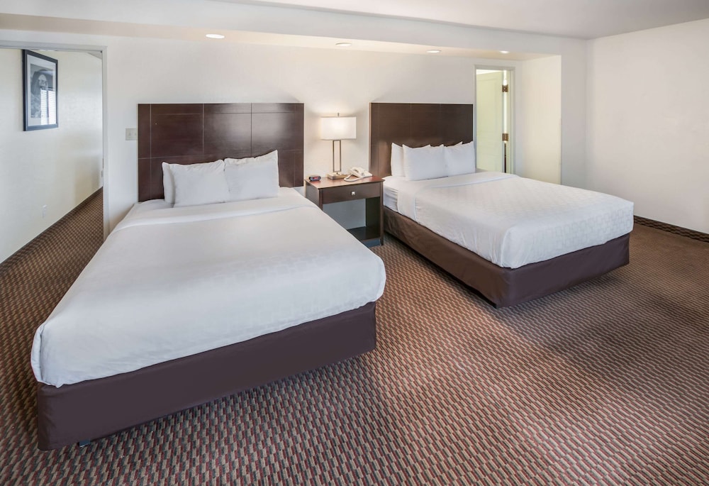 Suite, Multiple Beds, Non Smoking - Photo 3