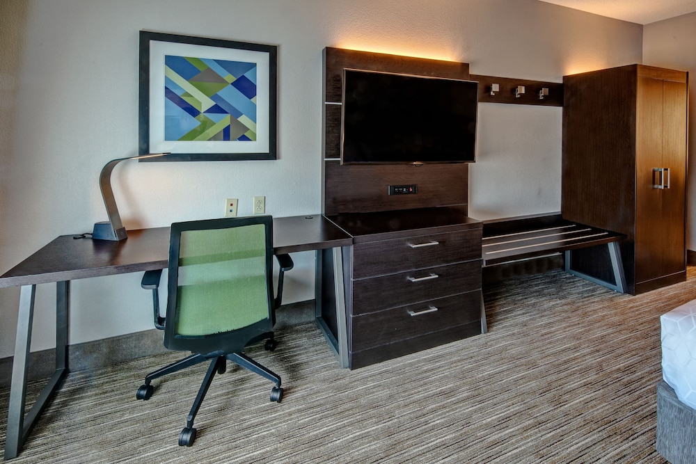 Standard Room, 1 King Bed with Sofa bed (Walk-In Shower) - Photo 2