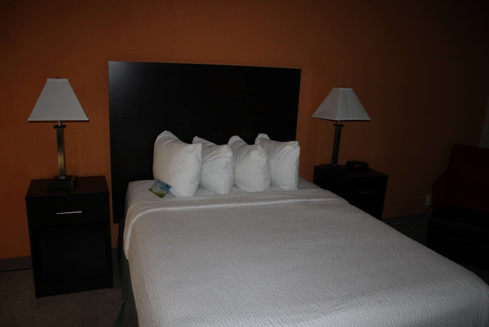 Standard Room, 1 King Bed, Non Smoking - Photo 2
