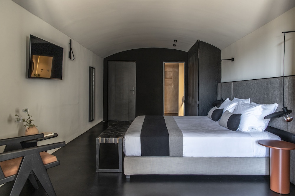 Secret Suite with Infinity Hot tub - Photo 11