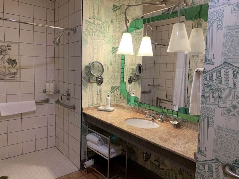 Deluxe Room, 2 Double Beds (Roll in Shower)
