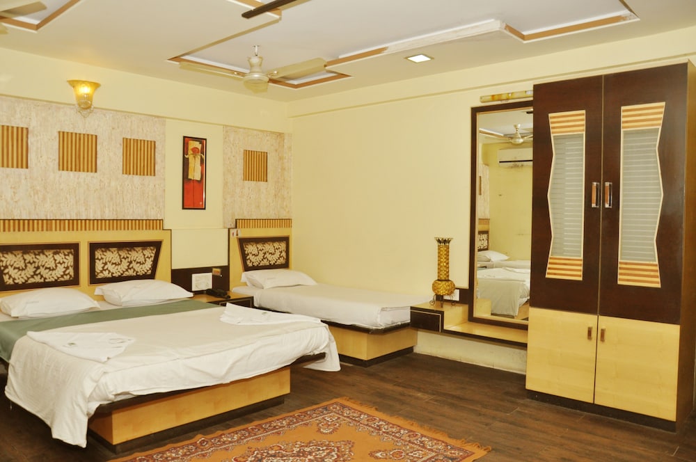 Deluxe Four Bed Non A/C Room photo 3
