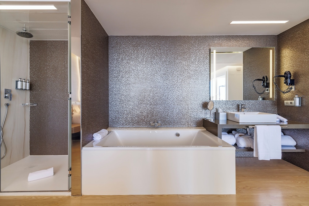 Panoramic Duplex, Jetted Tub, Sea View (Suite) - Photo 9