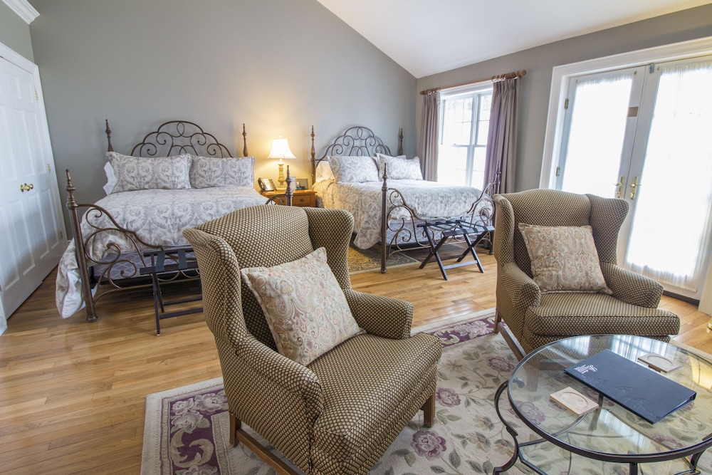 Superior Cottage, 2 Queen Beds photo 1