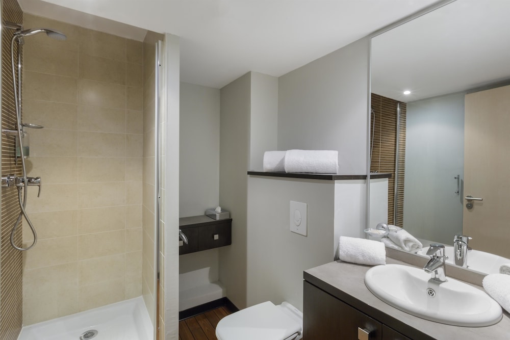 Comfort Room, 1 King Bed, Kitchenette - Photo 4