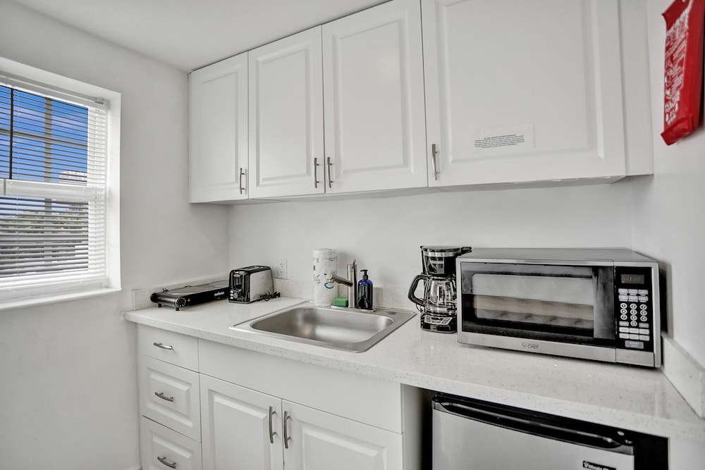 Suite, 1 Bedroom, Kitchen thumbnail 6